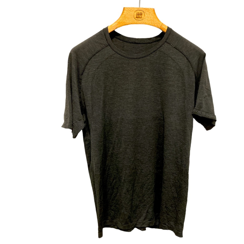 LuluLemon Space Gray Activewear Shirt Size XL “Find Your Focus Look Inside”